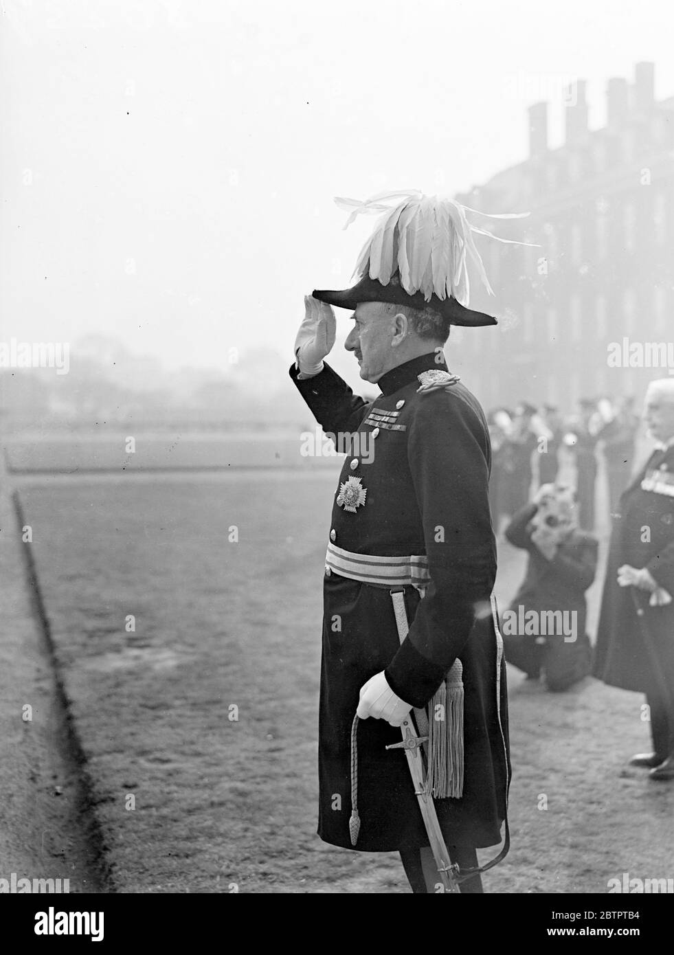 Des membres de la Légion britannique, région métropolitaine, ont défilé à l'hôpital Royal de Chelsea, Londres, pour assister à F dans la chapelle avec les pensionnés de l'hôpital. Les légionnaires et les retraités ont été inspectés par le général Sir Henry KNOX qui prend la relève de l'Hôpital cette semaine. Le général Sir Walter Braithwaits, gouverneur sortant, a également fait l'inspection. Expositions de photos : le général Sir Harry KNOX s'est mis en pause pour examiner les médailles du sergent-major A MacArthur lorsqu'il inspecte les légionnaires britanniques au défilé. 23 octobre 1938 Banque D'Images
