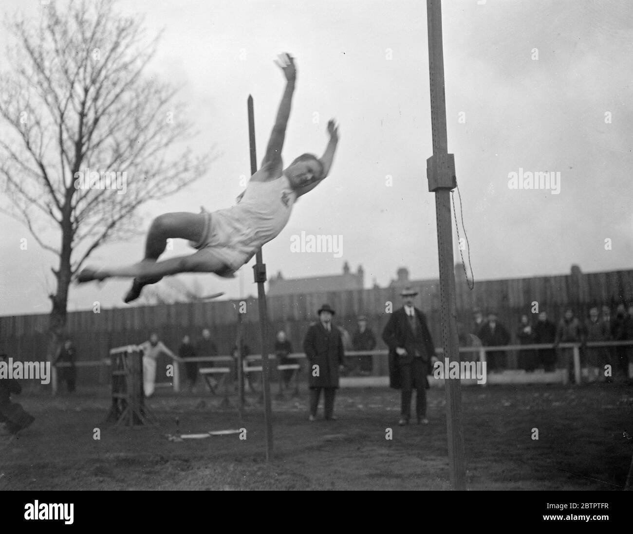 Finales de Cambridge . A R C Walson , saut en hauteur . 15 février 1932 Banque D'Images