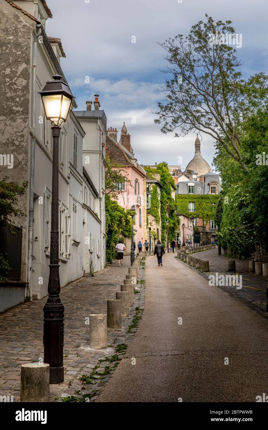 Paris, France - 12 mai 2020 : vue sur la rue de l'Abreuvoir au coeur de Montmartre. Le quartier de Montmartre est parmi les destinations les plus populaires de Paris Banque D'Images