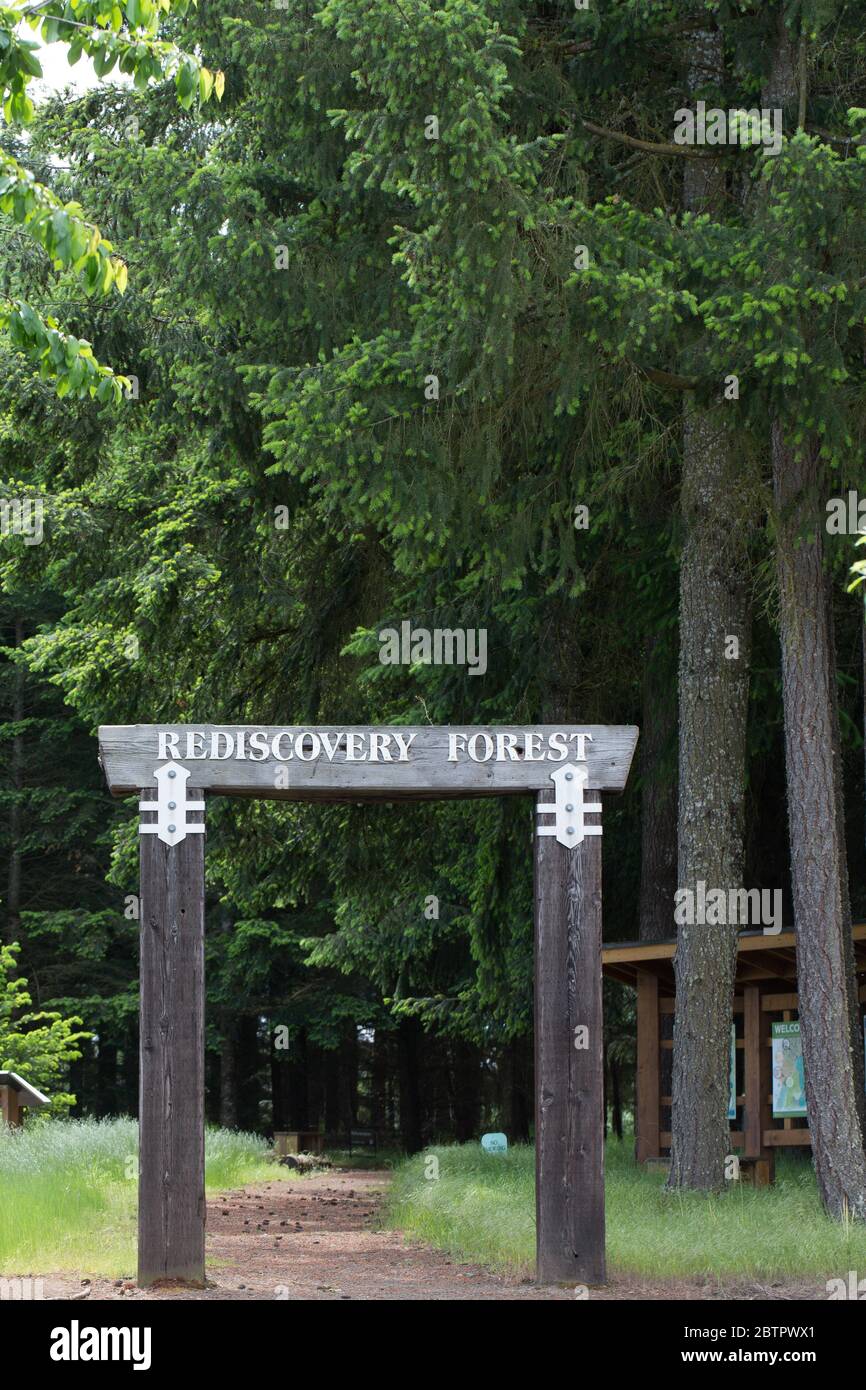 L'entrée de la forêt de ReDiscovery, une forêt de démonstration au jardin de l'Oregon à Silverton, Oregon, États-Unis. Banque D'Images