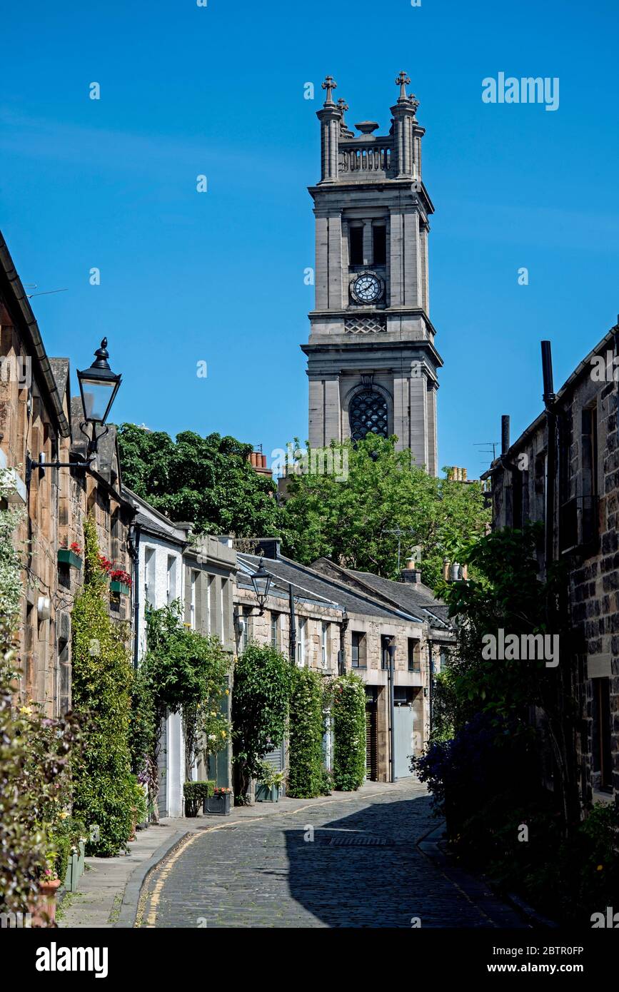 La vue le long Circus Lane à la direction St Stephen's Church dans le Stockbridge domaine de la nouvelle ville d'Édimbourg. Banque D'Images