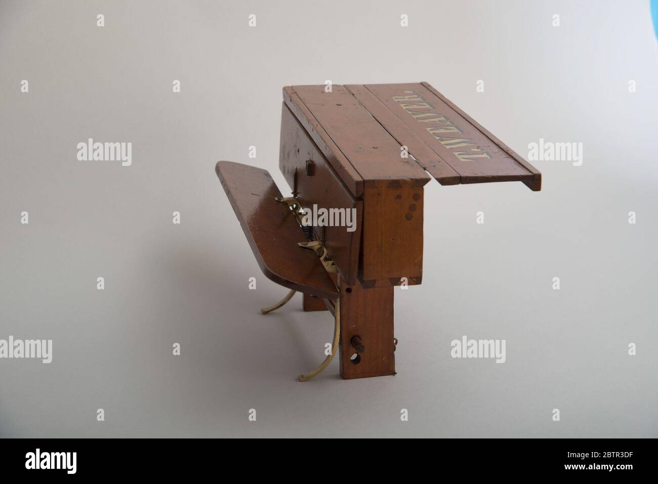 Theos Weavers 1864 modèle de brevet de bureau et de siège d'école. Les. Tisserand de Harrisburg, New Hampshire, a reçu un brevet américain pour un modèle amélioré de table et de siège d'école. Brevet n° 45286 a été publié le 29 novembre 1864.ce tableau est une combinaison de métal et de bois, qui est principalement poli. Le siège inférieur se replie. Banque D'Images