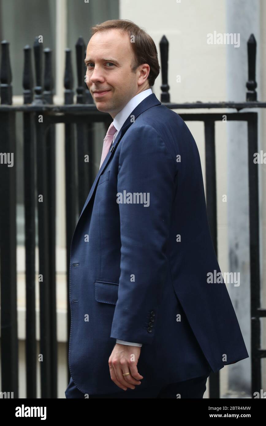 Le secrétaire à la Santé Matt Hancock quitte Downing Street, Londres, après la conférence de presse de ce soir. Banque D'Images