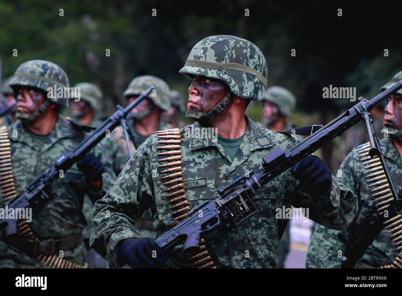 L'armée mexicaine marche avec des armes dans un passage de magazine Banque D'Images