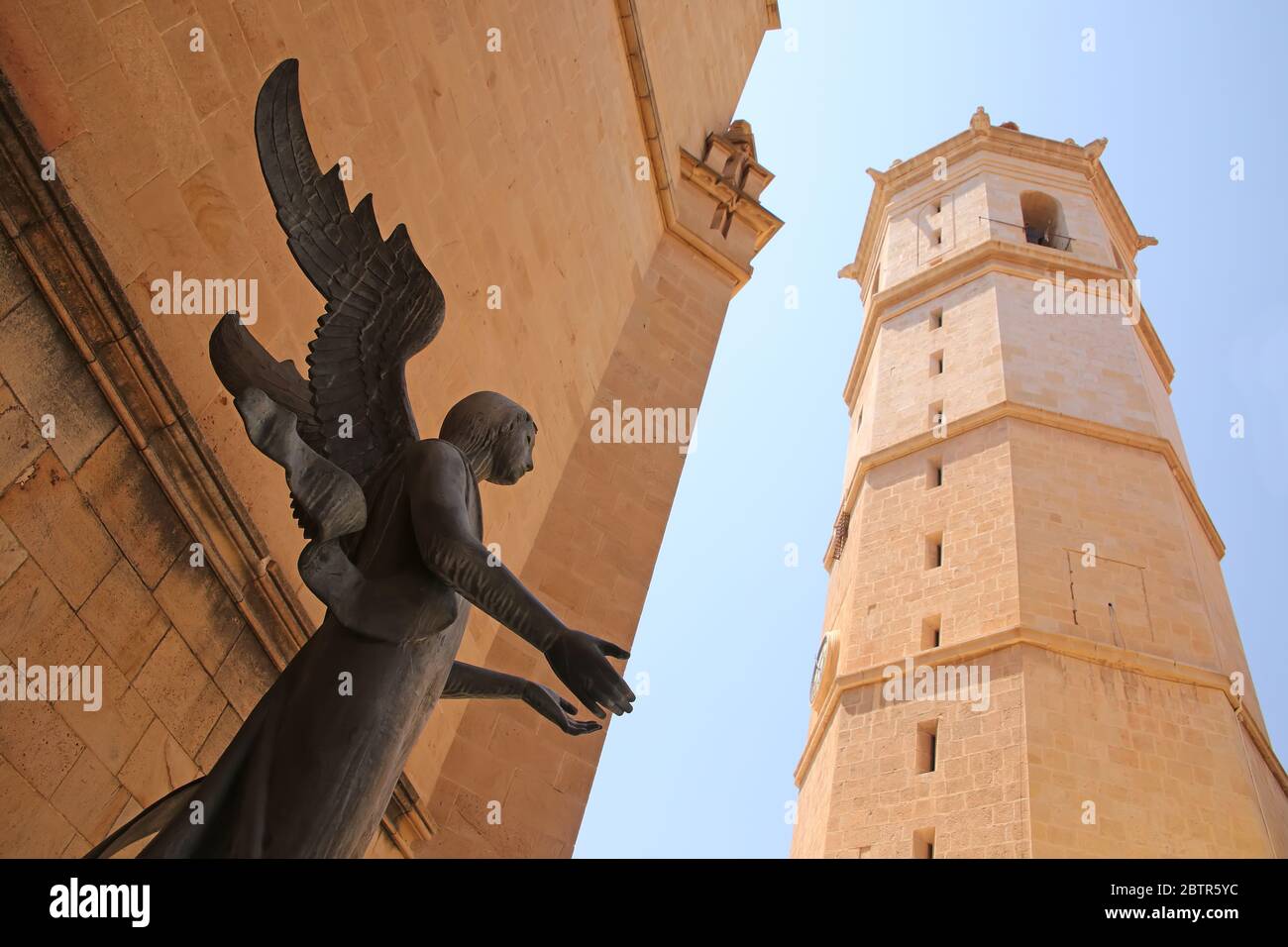 Statue d'un ange sur fond de clocher historique d'el fadri dans la ville de Castellón, Valence, Espagne. Banque D'Images