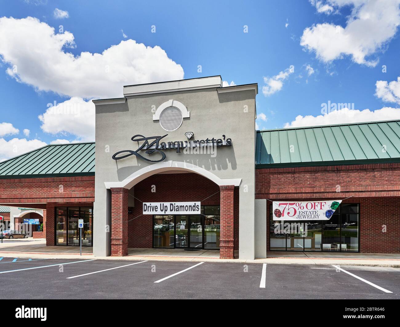 Conduisez les diamants faisant l'objet d'une publicité dans un magasin de bijoux pendant la pandémie Covid 19 à Montgomery, Alabama, États-Unis. Banque D'Images