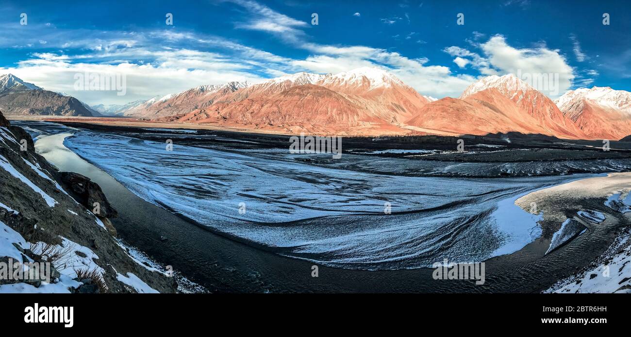 Vue panoramique sur la rivière Shyok dans la vallée de Nubra, Ladakh, Inde. Beauté naturelle du Ladakh en Inde. Montagnes enneigées du Ladakh. Célèbre lieu touristique Inde. Banque D'Images