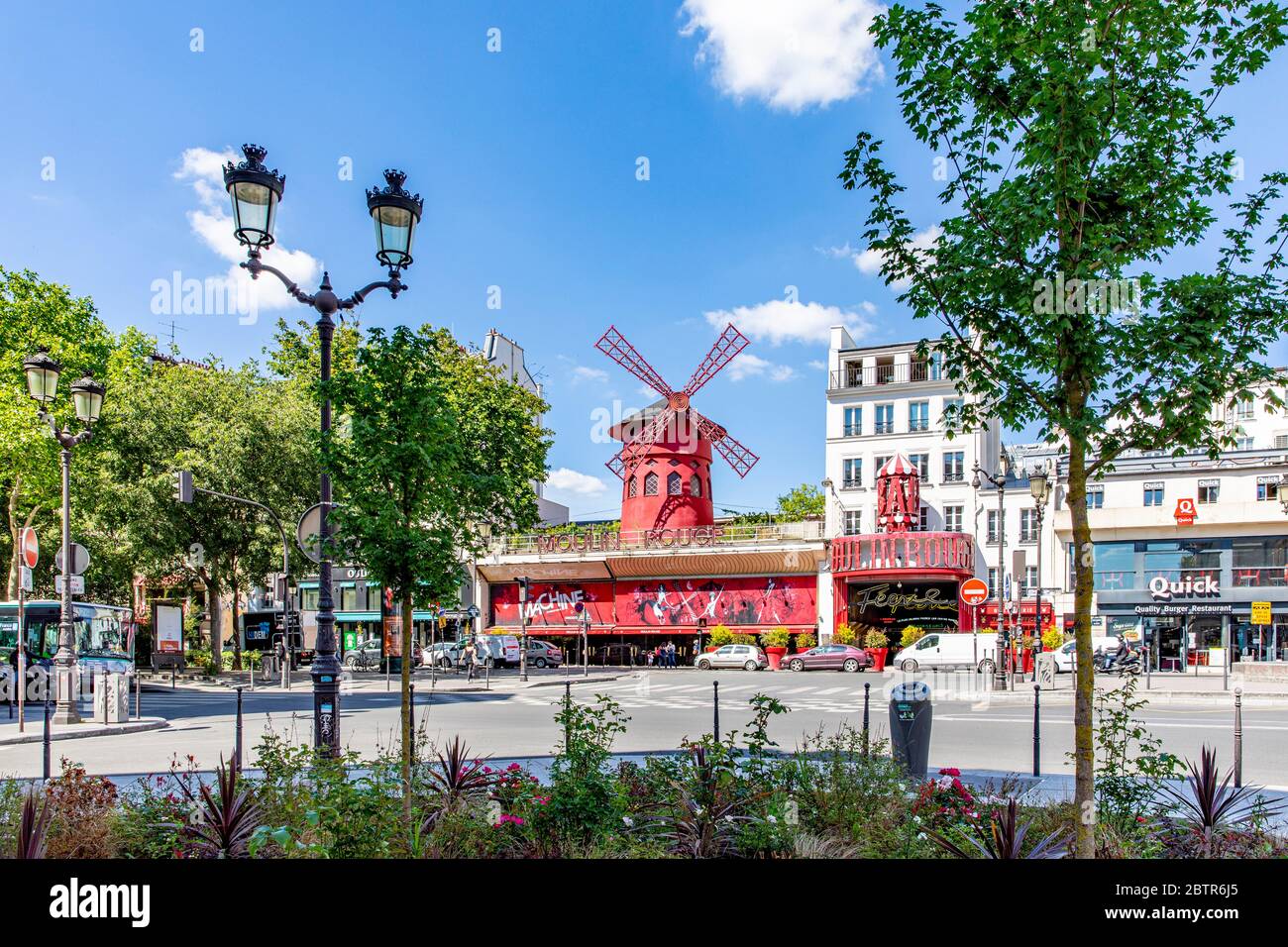 Paris, France - 20 mai 2020 : le Moulin Rouge est un célèbre cabaret parisien construit en 1889, situé dans le quartier rouge de Pigalle, sur le boulevard de Banque D'Images