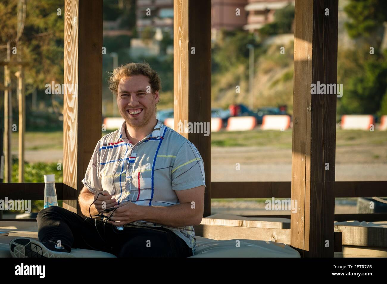 Un travailleur masculin se prépare à travailler à l'extérieur sur une plage Banque D'Images