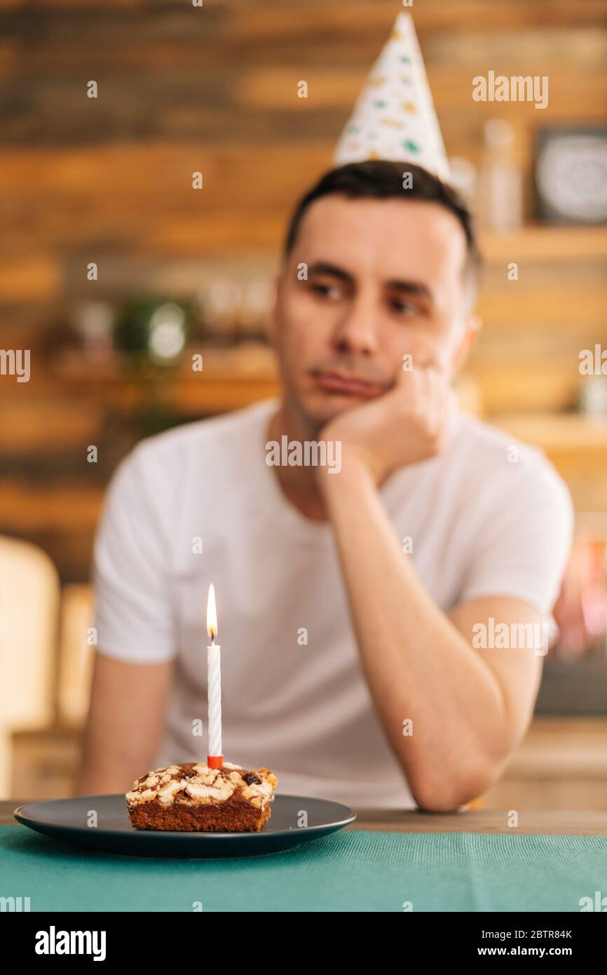 Triste Jeune Homme Solitaire Celebrant Seul L Anniversaire Assis Au Gateau D Anniversaire Photo Stock Alamy