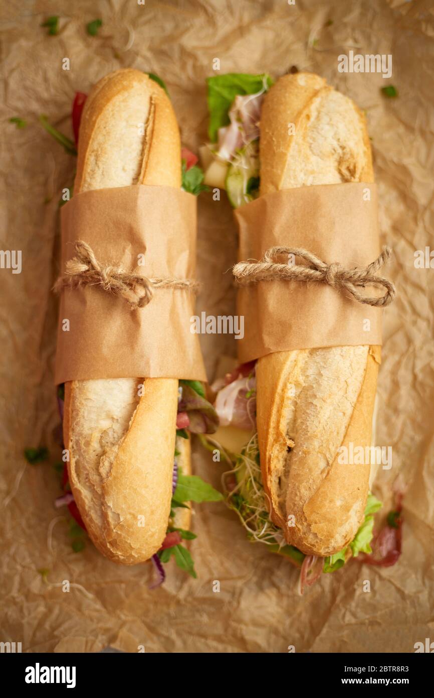 De savoureux sandwiches maison avec des baguettes à divers ingrédients sains. Petit déjeuner à emporter Banque D'Images