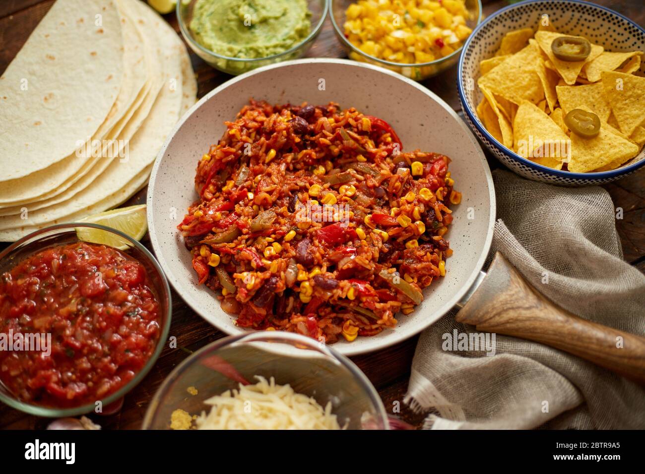 Concept de cuisine mexicaine. Burritos de légumes. Servi sur une poêle. Tortilla guacamole, salsa, Chili et haricots Banque D'Images