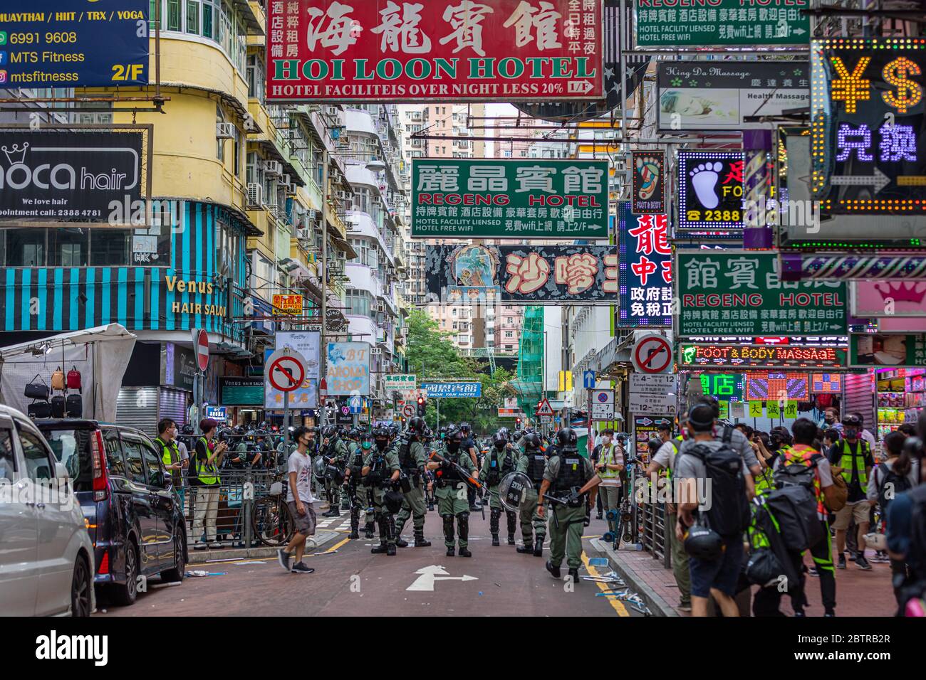La police de Hong Kong contrôle l'accès à une rue du quartier central de Mongkok pendant les manifestations.UNE nouvelle vague de protestations se lève à Hong Kong, à la suite de l'annonce que le gouvernement chinois va adopter unilatéralement la loi de sécurité nationale 23. Banque D'Images
