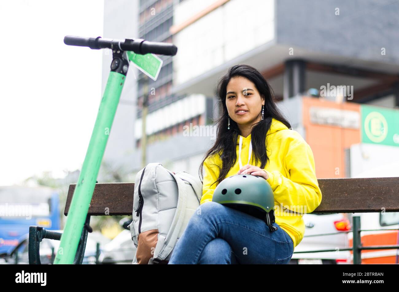 Portrait de femme tenant le vélo VTT casque de protection prêt à l'entraînement Banque D'Images