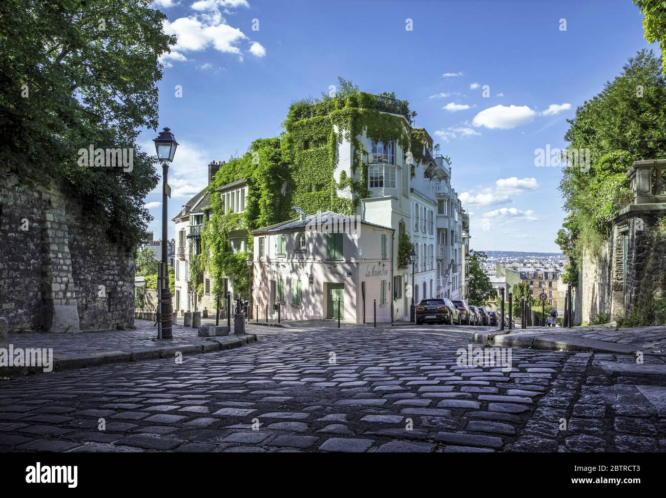 Paris, France - 20 mai 2020 : quartier de Montmartre. La maison rose pendant l'isolement contre le coronavirus Banque D'Images