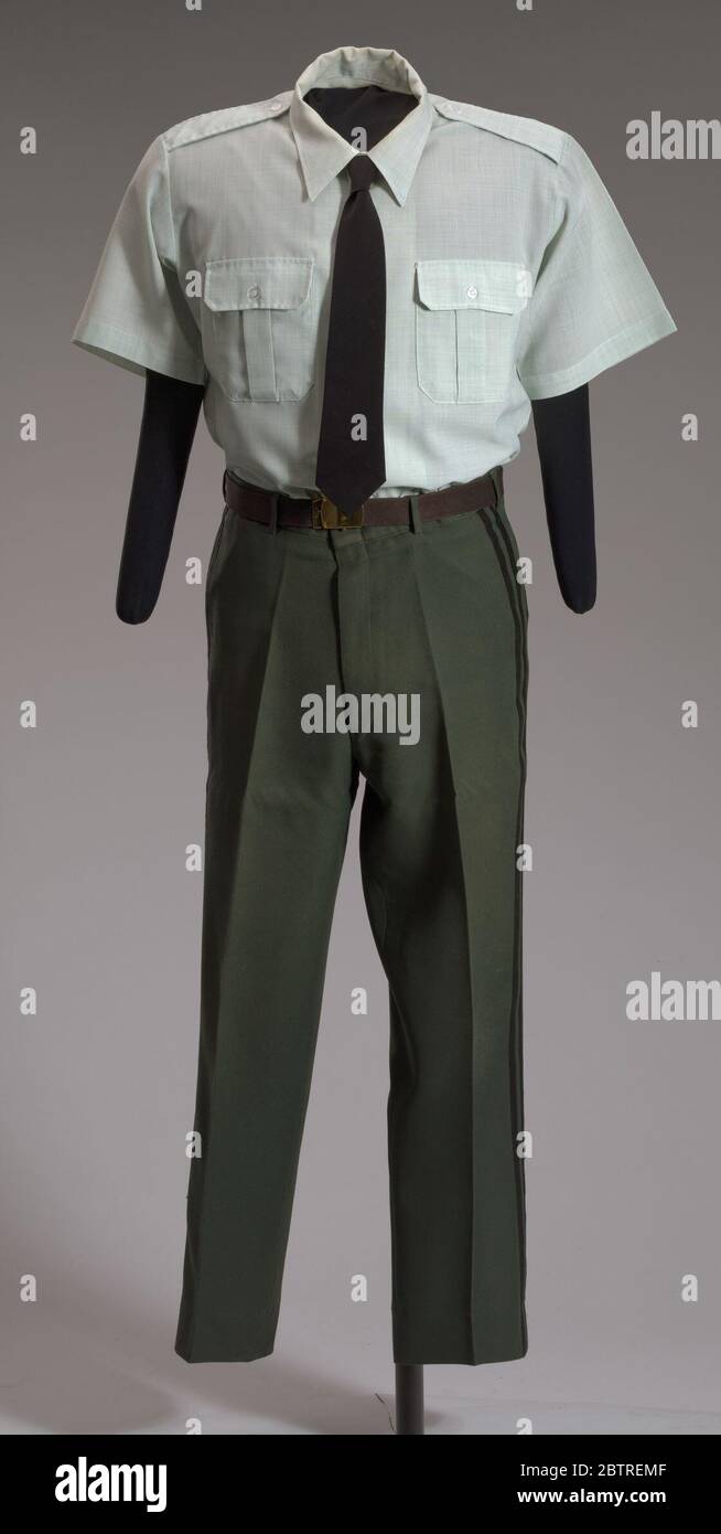 PANTALON DE l'uniforme DE service vert DE L'ARMÉE AMÉRICAINE porté par Colin L Powell. Une paire de pantalons de l'uniforme de service vert de l'armée américaine portés par Colin L. Powell en tant que général et président des chefs d'état-major interarmées. Le pantalon est fabriqué en polyester vert olive foncé et possède des jambes droites qui sont pressées avec un pli au centre de l'avant et du dos. Banque D'Images
