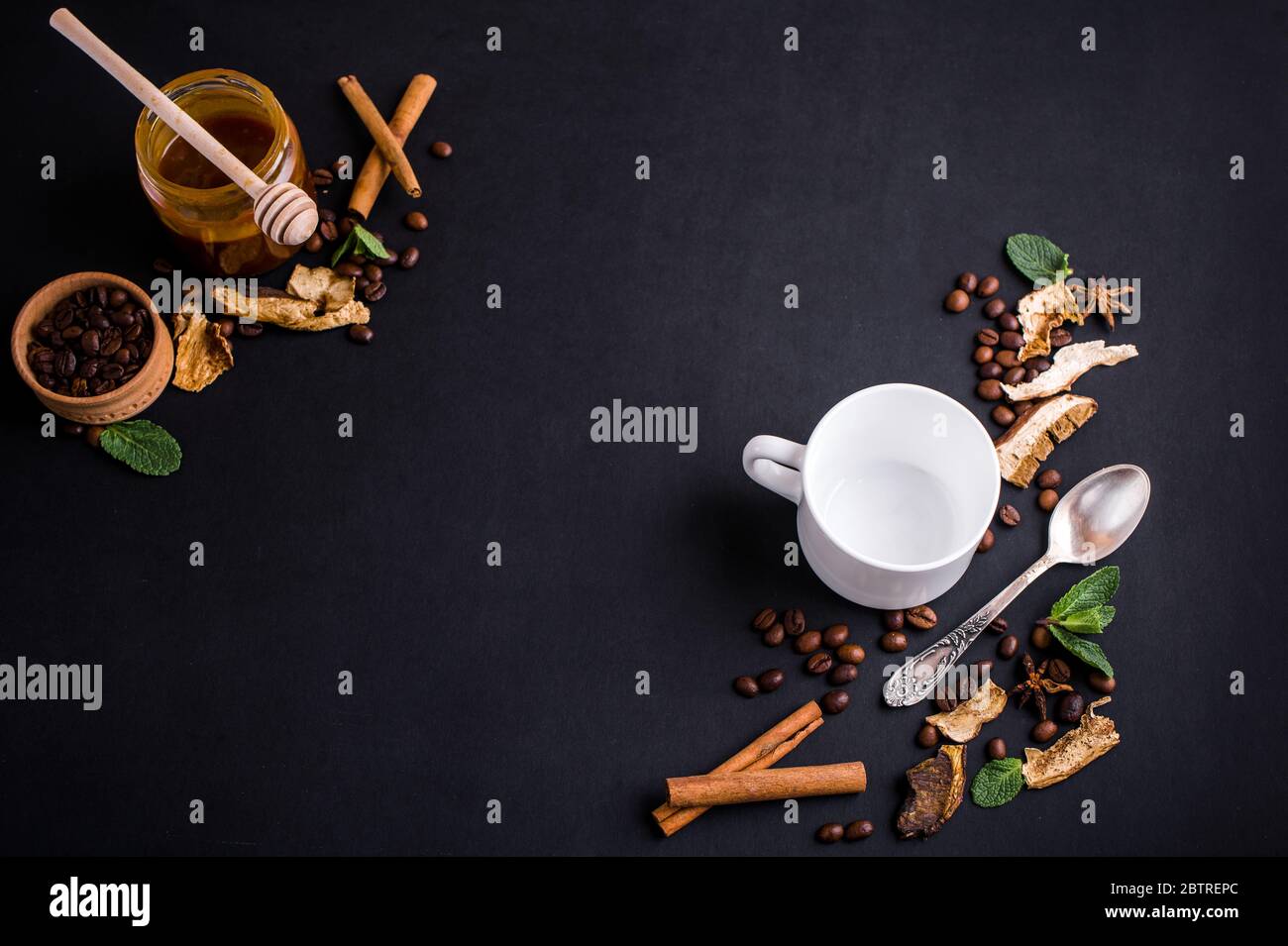 Café à la chaga aux champignons Superfood champignons frais et secs et grains de café sur fond sombre à la menthe. Pause café Banque D'Images