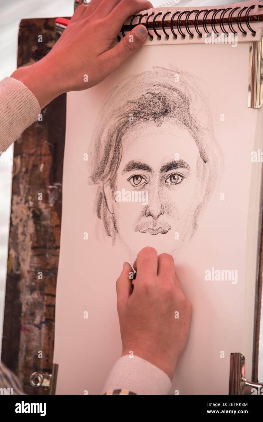 Artiste travaillant sur le portrait de charbon de bois Banque D'Images