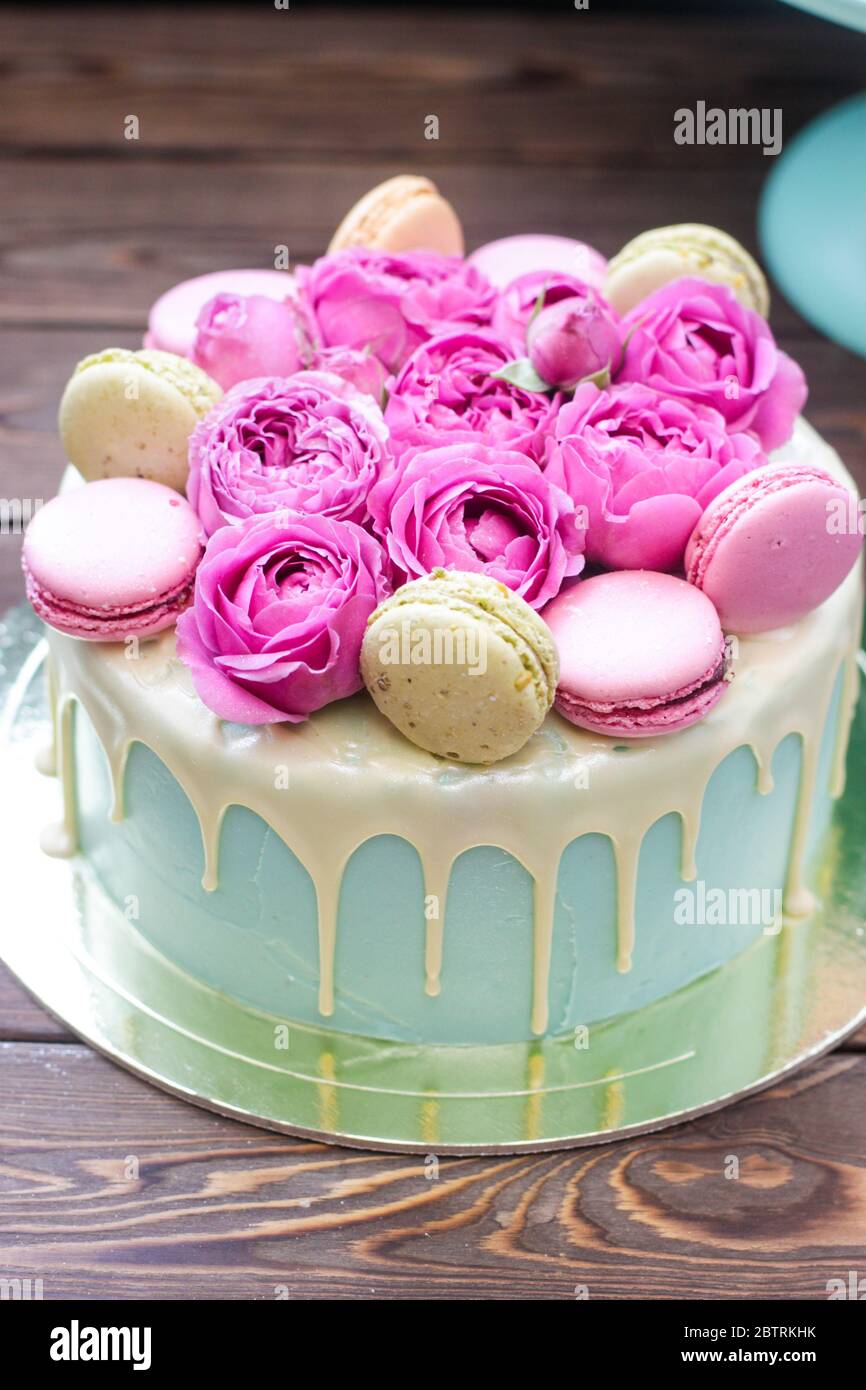 Gateau Turquoise Au Chocolat Blanc Fondu Roses Fraiches Et Decoration De Macarons Francais Arriere Plan Rustique En Bois Photo Stock Alamy
