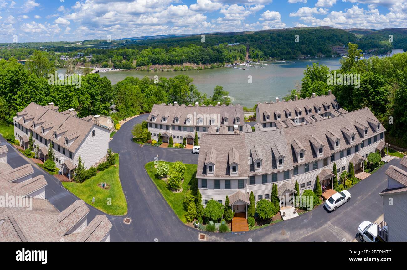 Panorama d'un aménagement de maison de ville à Cheat Lake à partir d'un drone aérien tourné près de Morgantown, Virginie-Occidentale Banque D'Images