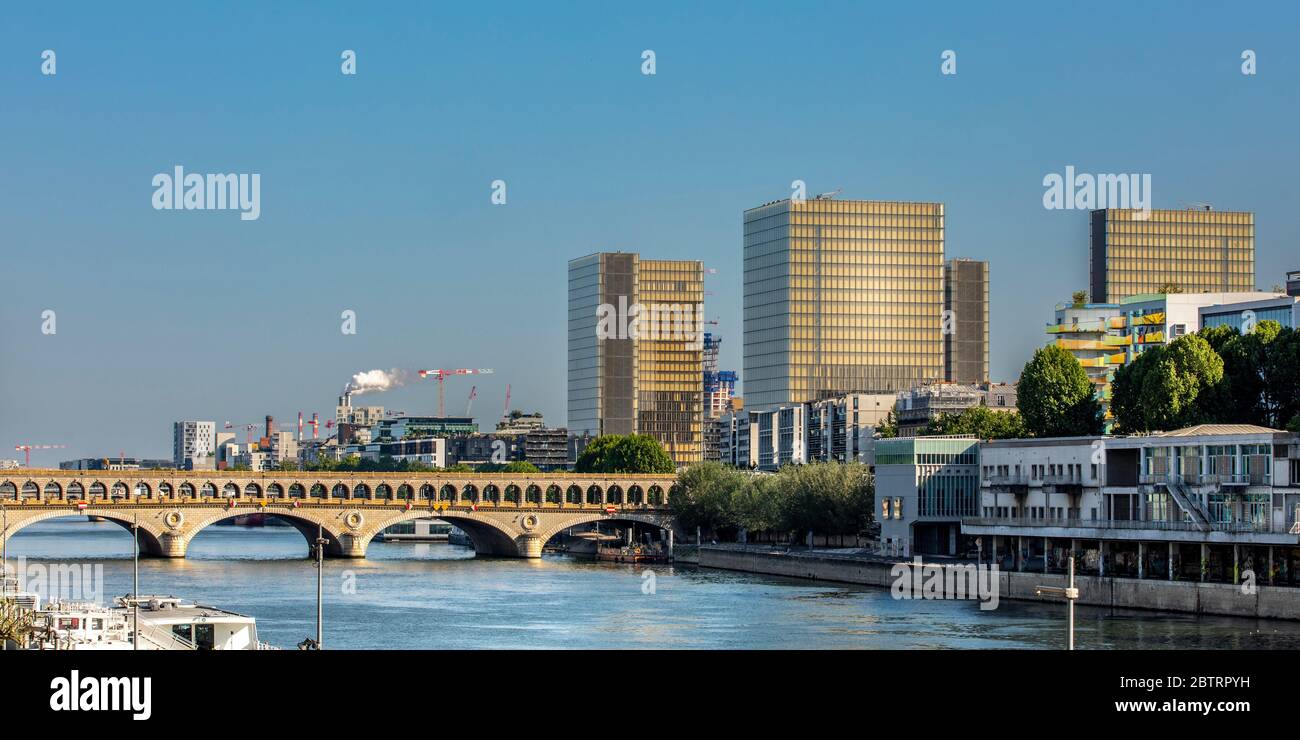 Paris, France - 6 mai 2020 : vue sur les tours de la Bibliothèque nationale de France. Site inauguré par le Président François Mitterrand en 1995. Bercy BR Banque D'Images