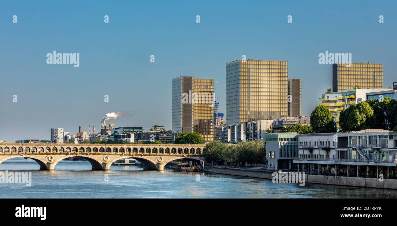 Paris, France - 6 mai 2020 : vue sur les tours de la Bibliothèque nationale de France. Site inauguré par le Président François Mitterrand en 1995. Bercy BR Banque D'Images