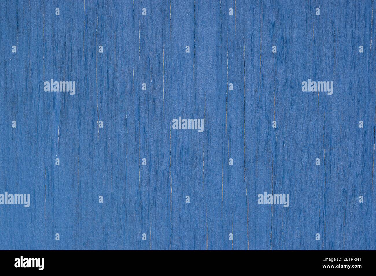 La texture en bois bleu avec des motifs naturels. Couleur bleue classique de l'année 2020. Banque D'Images