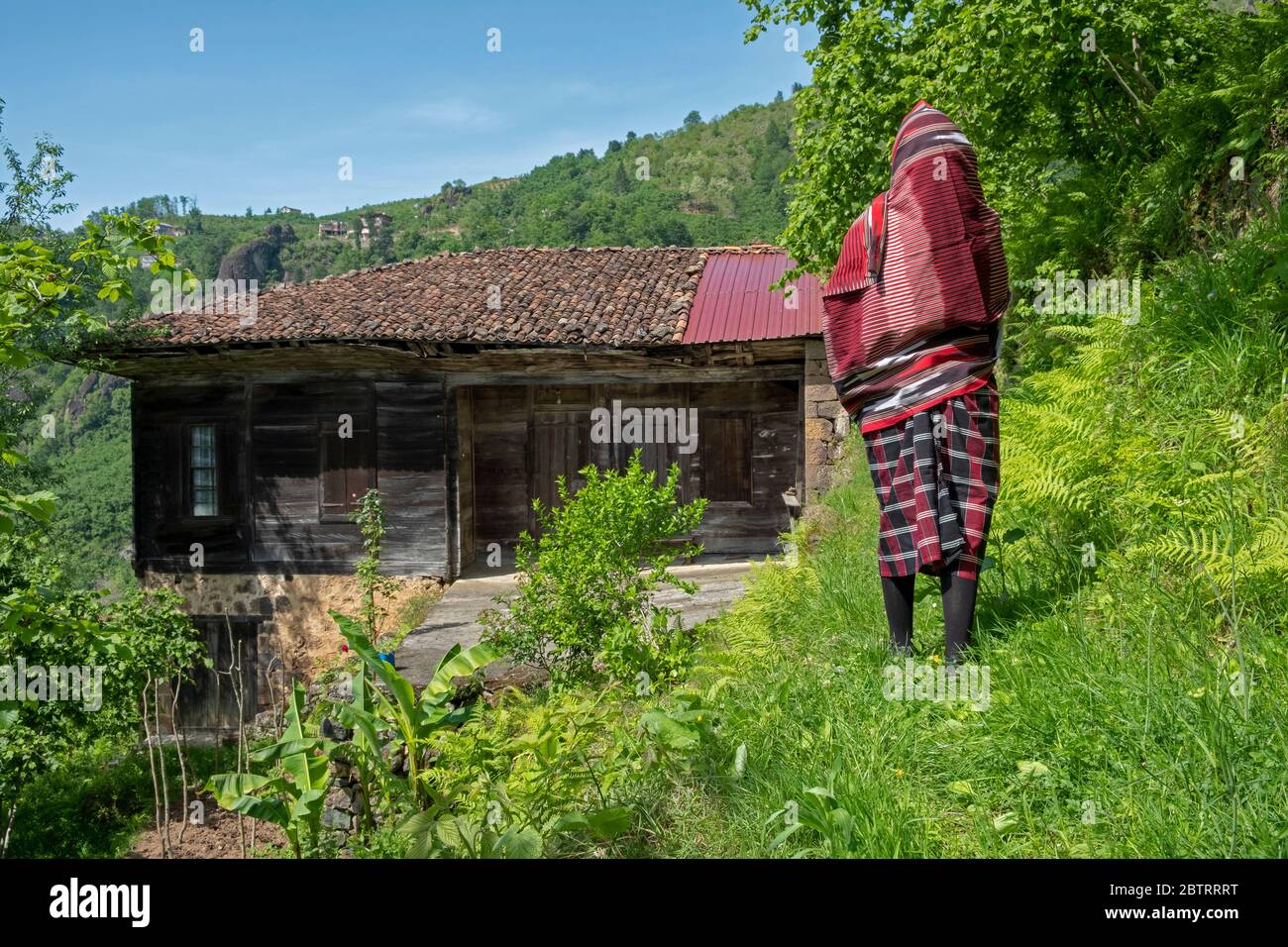 Fille et maisons traditionnelles dans des vêtements traditionnels appelés Keşan dans sürmene trabzon turquie Banque D'Images