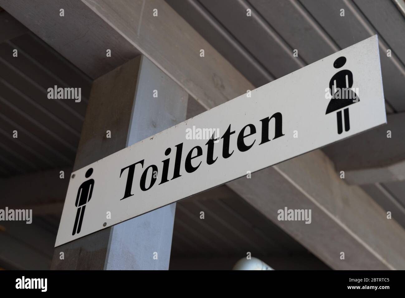 panneau avec inscription allemande pour toilettes, toilettes ou toilettes Banque D'Images panneau avec inscription allemande pour toilettes, toilettes ou toilettes Banque D'Images