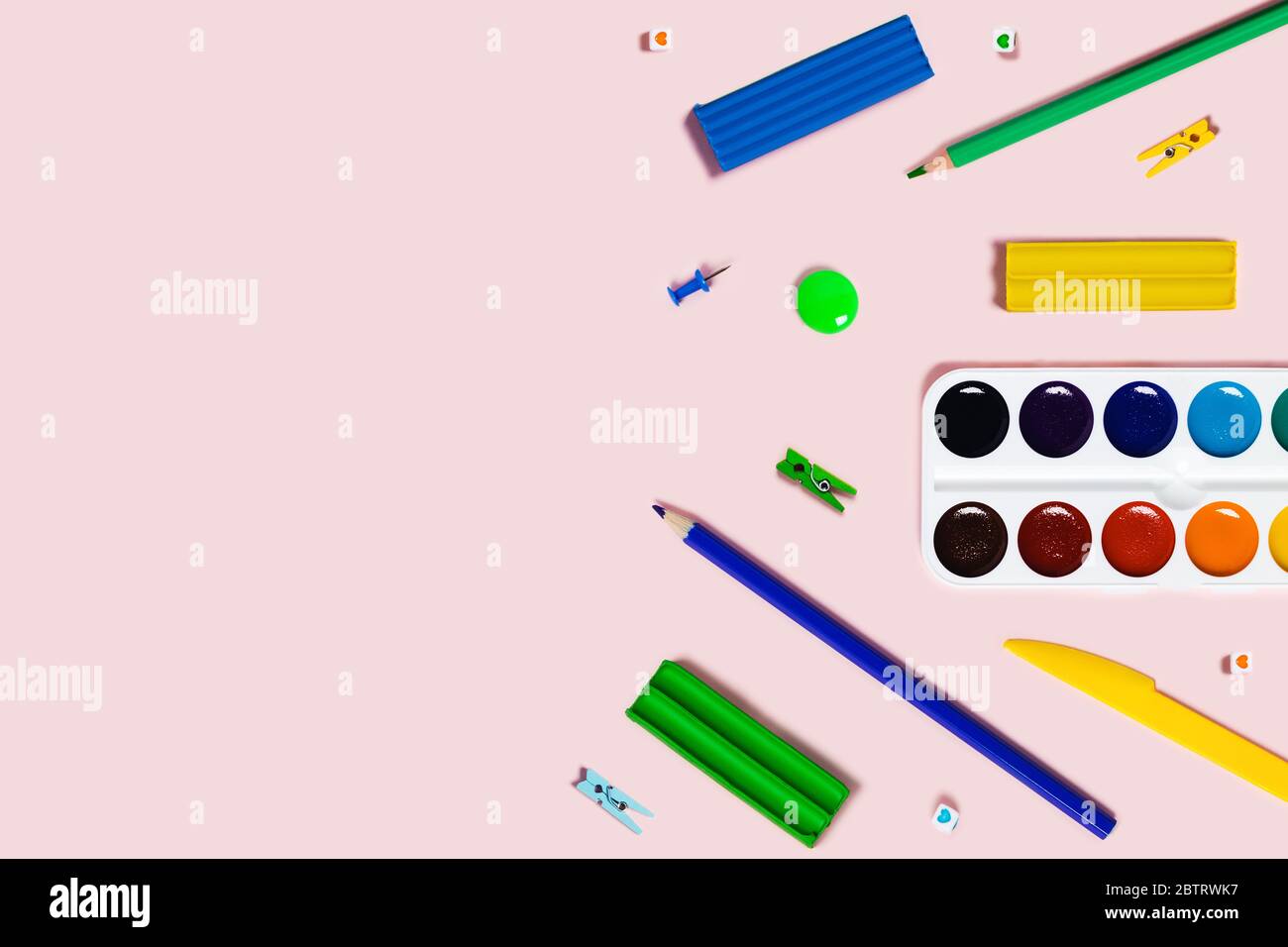 De retour à l'école, posez des crayons de couleur, de l'aquarelle, de la plasticine et des trombones. Banque D'Images