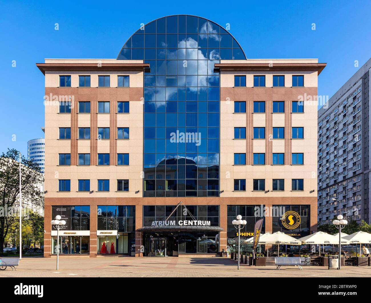 Varsovie, Mazovia / Pologne - 2020/05/22: Atrium Centrum office plaza à al Avenue Jana Pawla II dans le quartier nord du centre-ville Banque D'Images