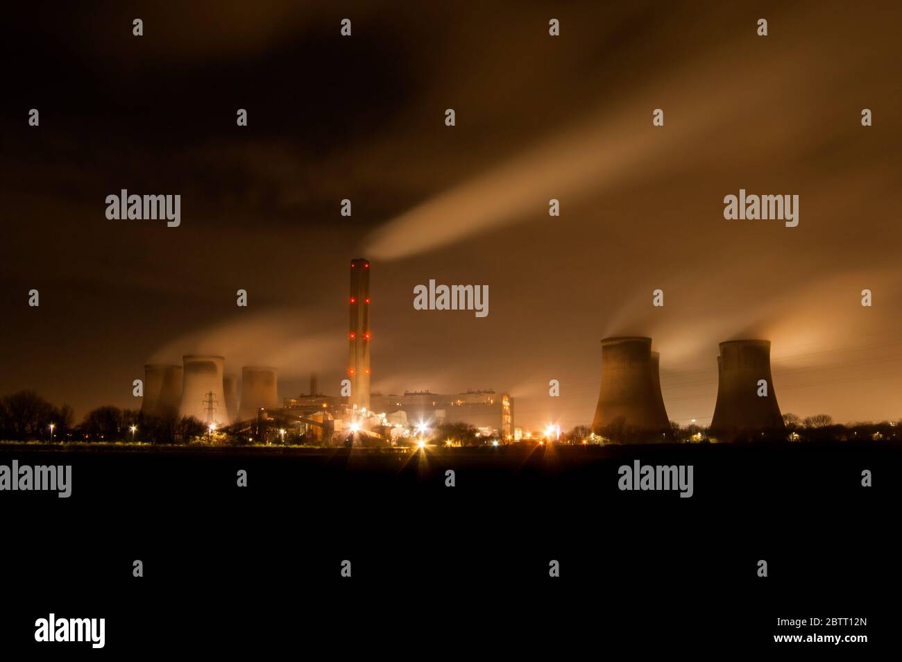 Fiddlers Ferry Power Station Warrington Cheshire la nuit en opération avec de la fumée ou de la vapeur s'élevant de la cheminée et des tours de refroidissement. Novembre 2019 Banque D'Images
