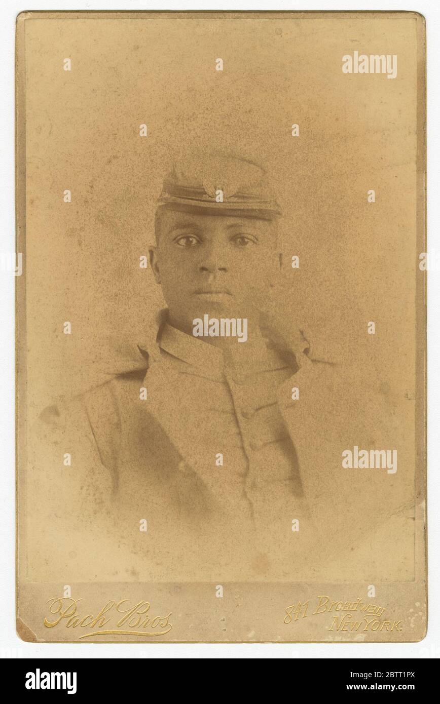 Carte du cabinet du col Charles Young comme cadet à West point. Une grande carte de cabinet sépia-ton de Charles Young comme un cadet à West point. L'image apparaît sous forme ovale sur une photographie rectangulaire collée sur un support de carte rectangulaire. Jeune est photographié de la poitrine vers le haut. Il est en uniforme, avec un insigne d'aigle visible sur sa casquette. Banque D'Images