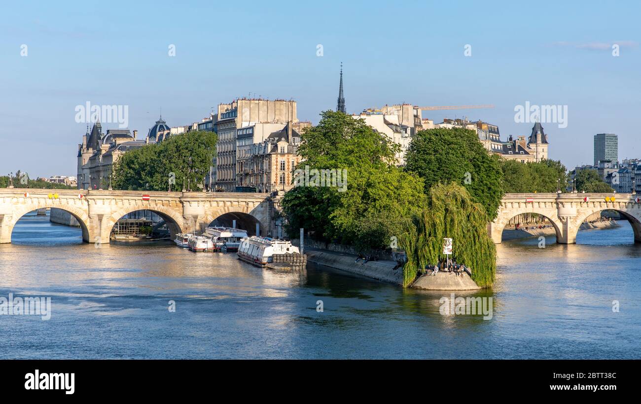 Paris, France - 14 mai 2020 : vue sur le pont neuf, le plus ancien pont de Paris et la conciergerie en arrière-plan Banque D'Images