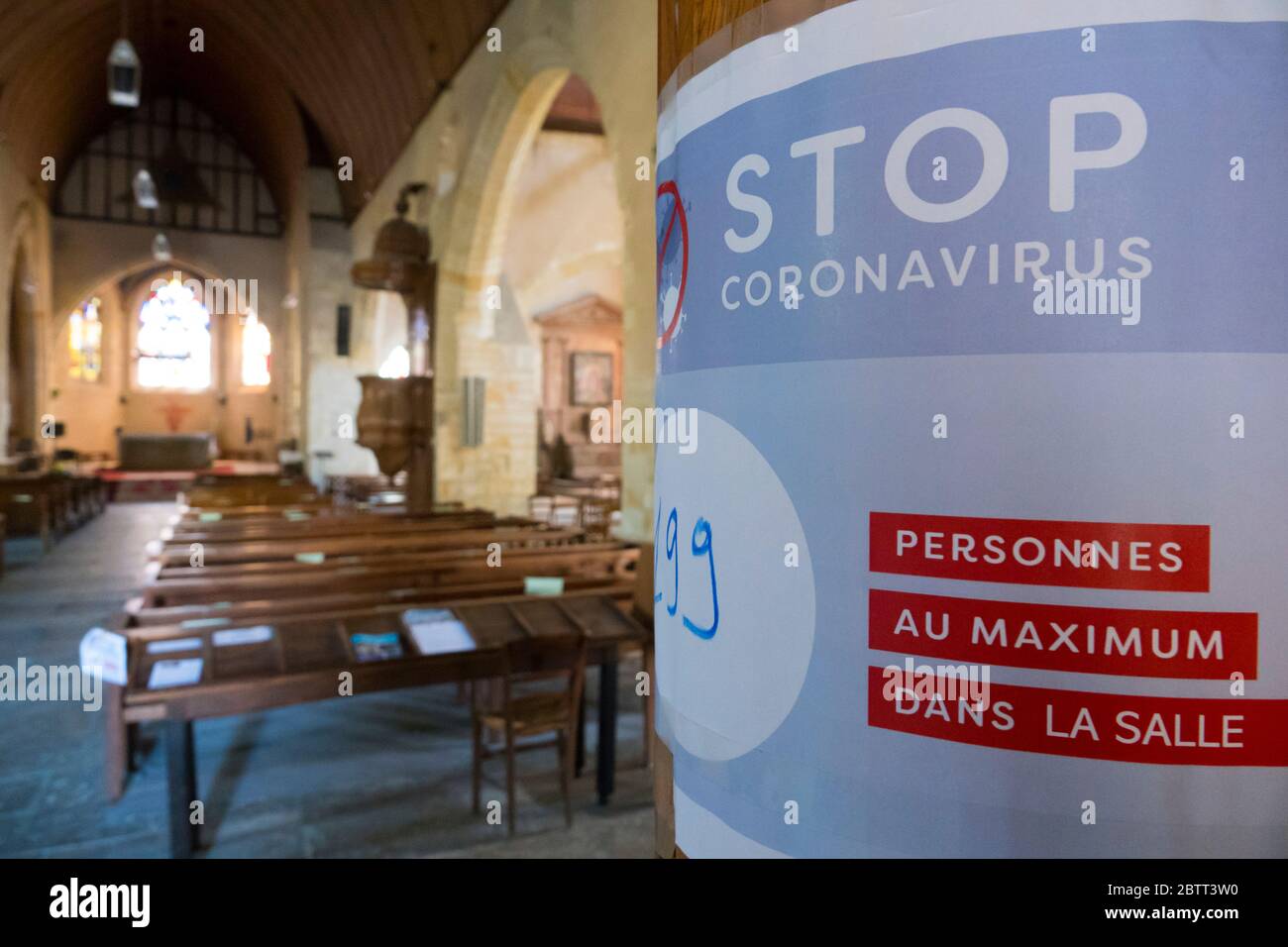 France, cher (18), Vierzon, Église notre-Dame de Vierzon. Règles sanitaires rappelées après l'autorisation de reprendre le culte religieux après verrouillage crédit: Thierry GRUN - Aero/Alay Live News Banque D'Images