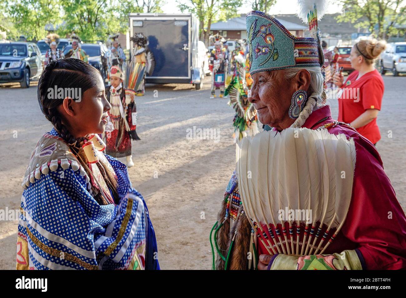 Nana Manson, de Blue Gap, Arizona, et sa petite-fille WynterRose McReeves, de Tohatchi, Nouveau-Mexique, attendent avec d'autres danseurs l'entrée officielle avant le début de la tribu indienne du Sud Ute Pow Wow et Bear Dance à Ignacio, Colorado. Des danseurs américains indigènes de tous les États-Unis se réunissent chaque année à cette entrée pour danser dans le Pow Wow Together (Crystal Ashike, GPJ États-Unis d'Amérique). Banque D'Images