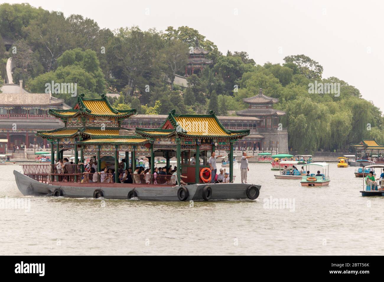 Pékin / Chine - 21 juin 2015 : bateau de style traditionnel sur le lac de Kunming dans le Palais d'été de Beijing, Chine Banque D'Images