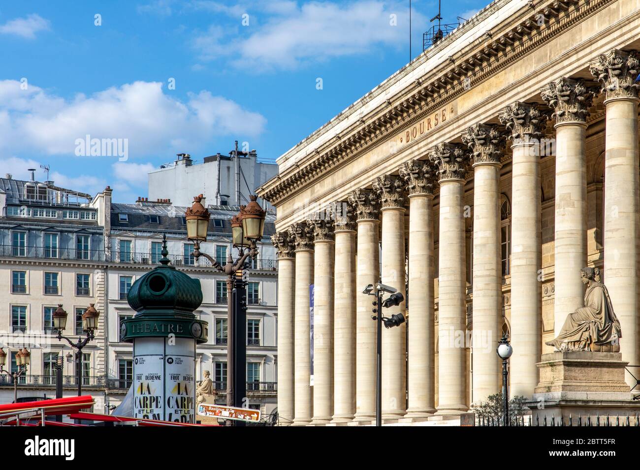 Paris, France - 14 mai 2020 : la Bourse de Paris, le Palais de Pierre de la Bourse avec des colonnes monumentales Banque D'Images