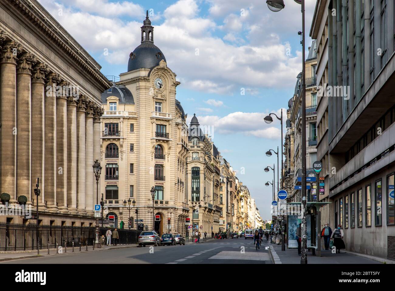 Paris, France - 14 mai 2020 : bâtiments Haussmann dans la rue Reumur et colonne du Palais Brongnard en premier plan à Paris Banque D'Images
