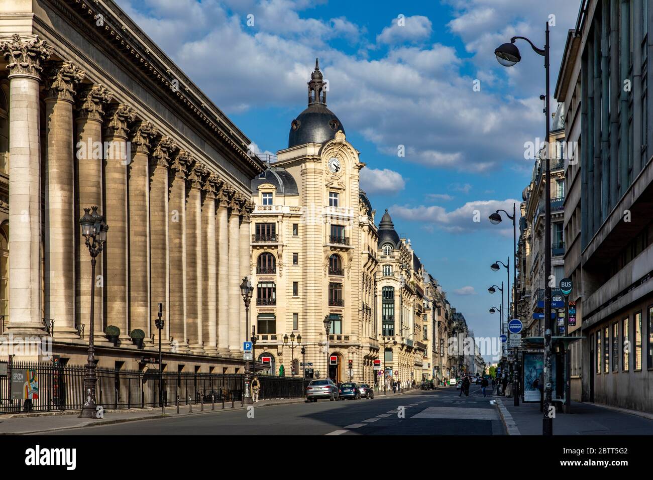 Paris, France - 14 mai 2020 : bâtiments Haussmann dans la rue Reumur et colonne du Palais Brongnard en premier plan à Paris Banque D'Images