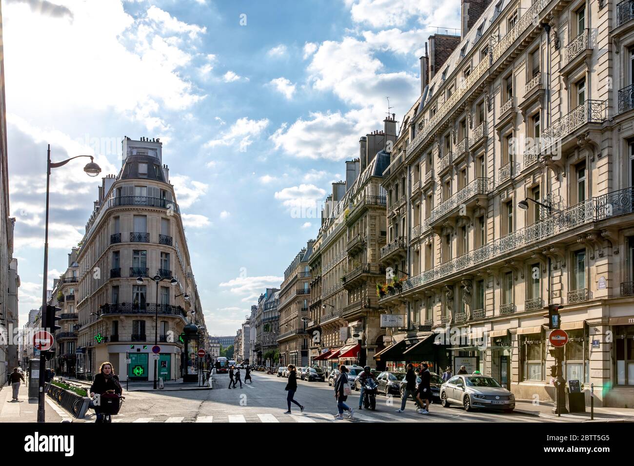 Paris, France - 14 mai 2020 : bâtiments haussmannien typiques à Paris, sur la rive droite de la Seine (rue de Réaumur), pendant les mesures de confinement d Banque D'Images