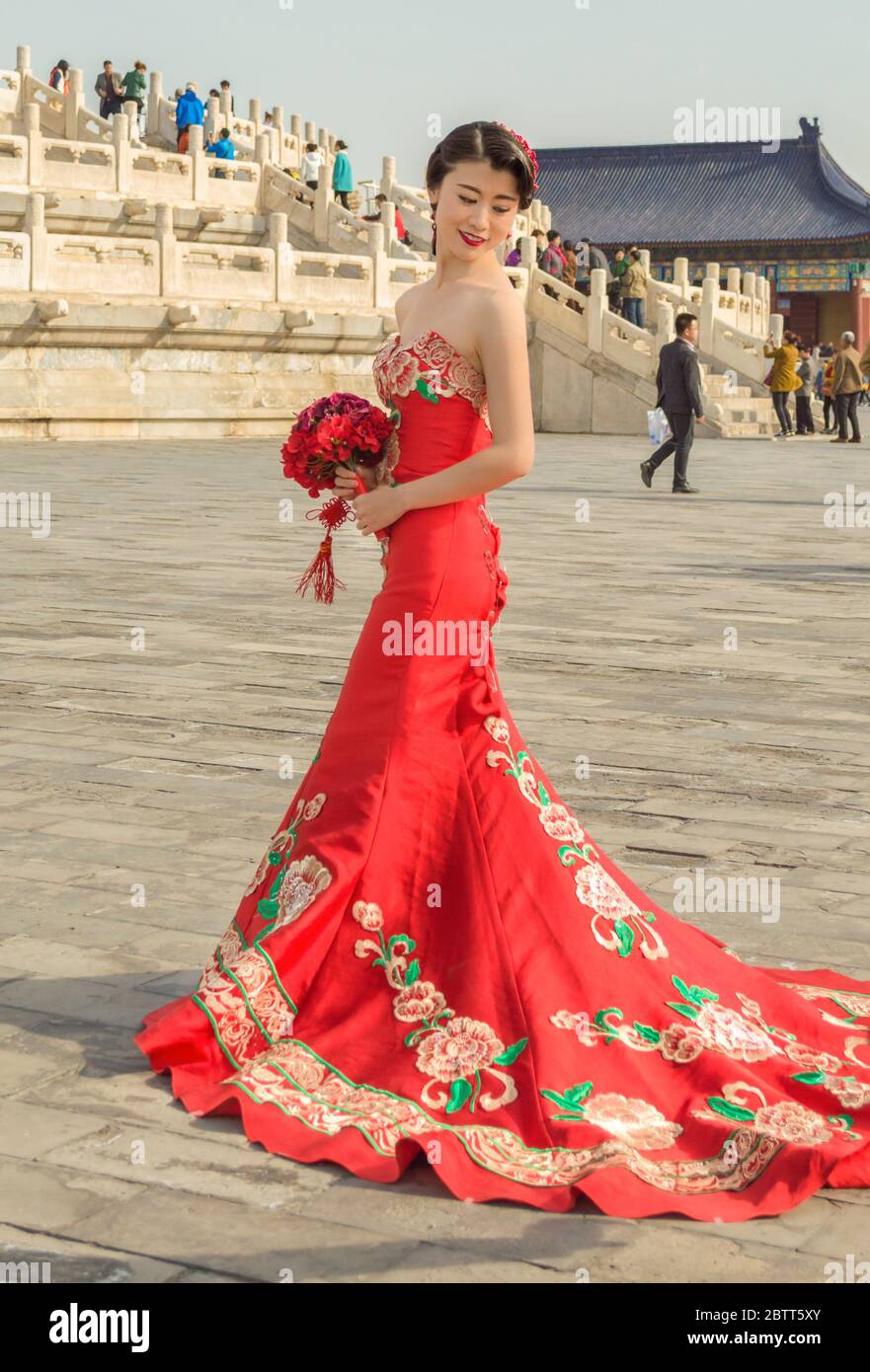 Beijing / Chine - 5 avril 2015: Jolie fille chinoise en robe de mariage  rouge, posant devant le Temple du ciel à Beijing, Chine Photo Stock - Alamy