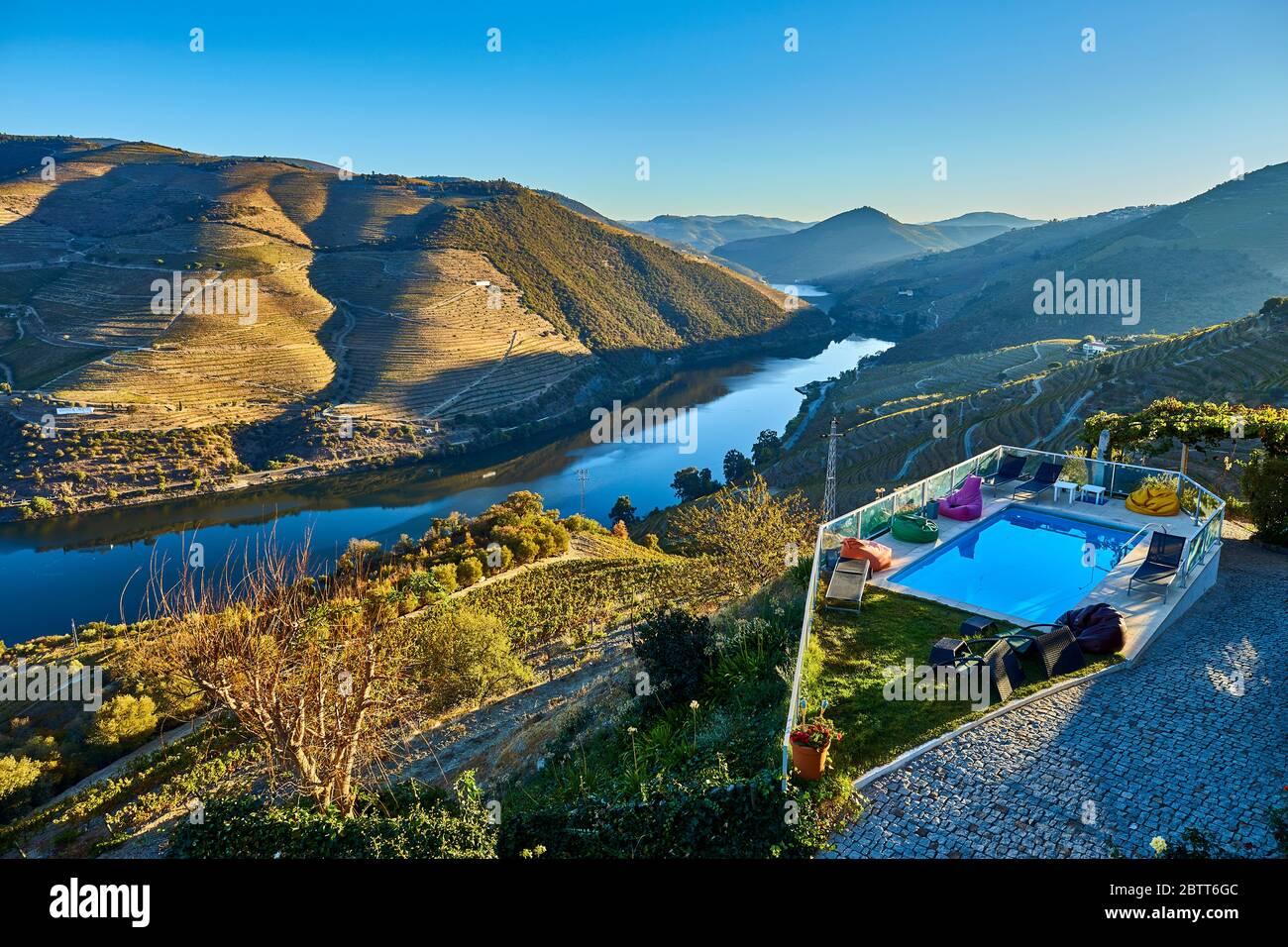 La vallée du Douro, dans le nord du Portugal, est le berceau de Port Wine. La région est connue pour ses vignes, ses amandiers et ses oliviers. Banque D'Images