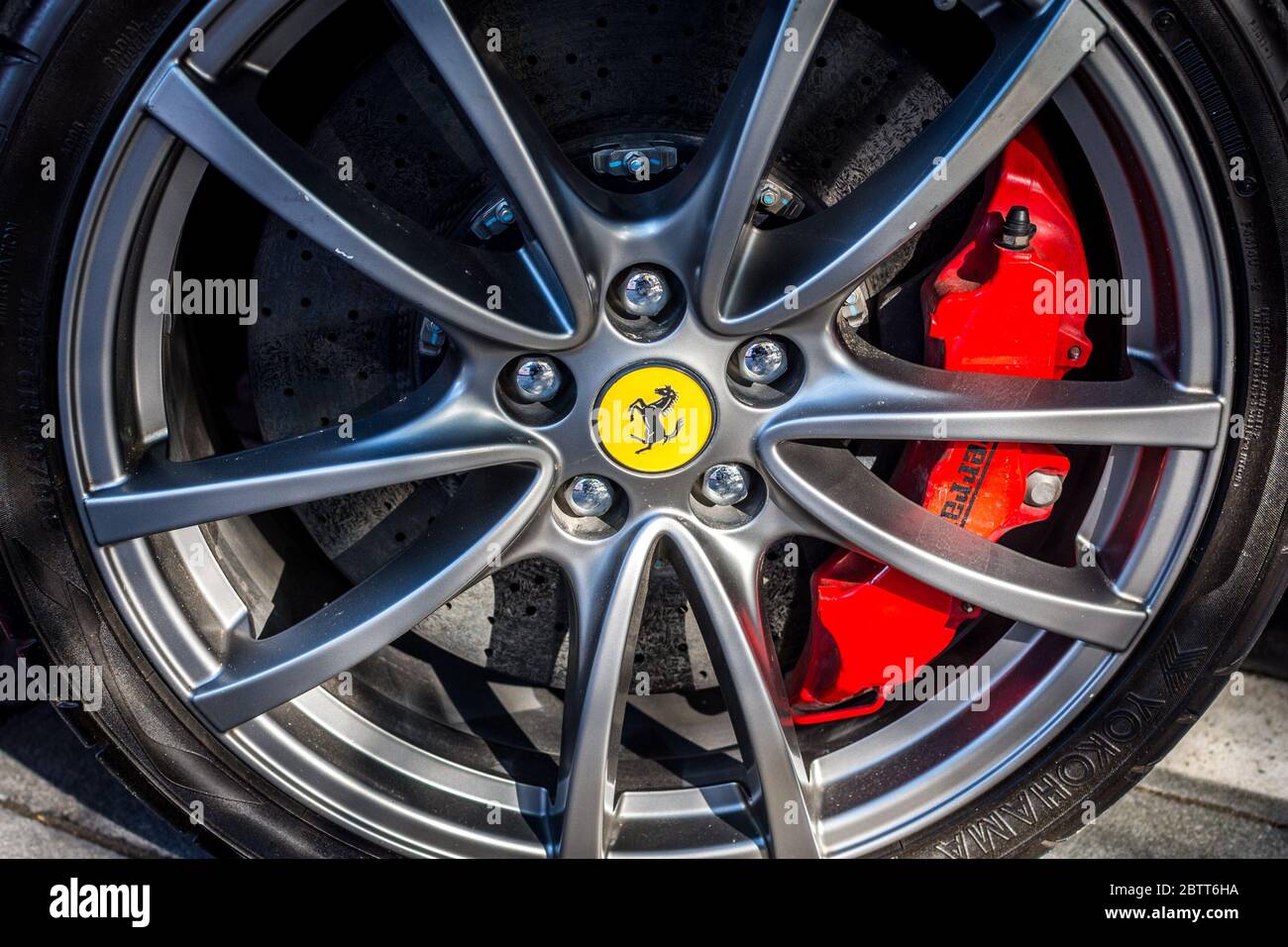 Pékin / Chine - 1 octobre 2015 : logo Ferrari sur une roue d'une voiture de sport Ferrari Banque D'Images