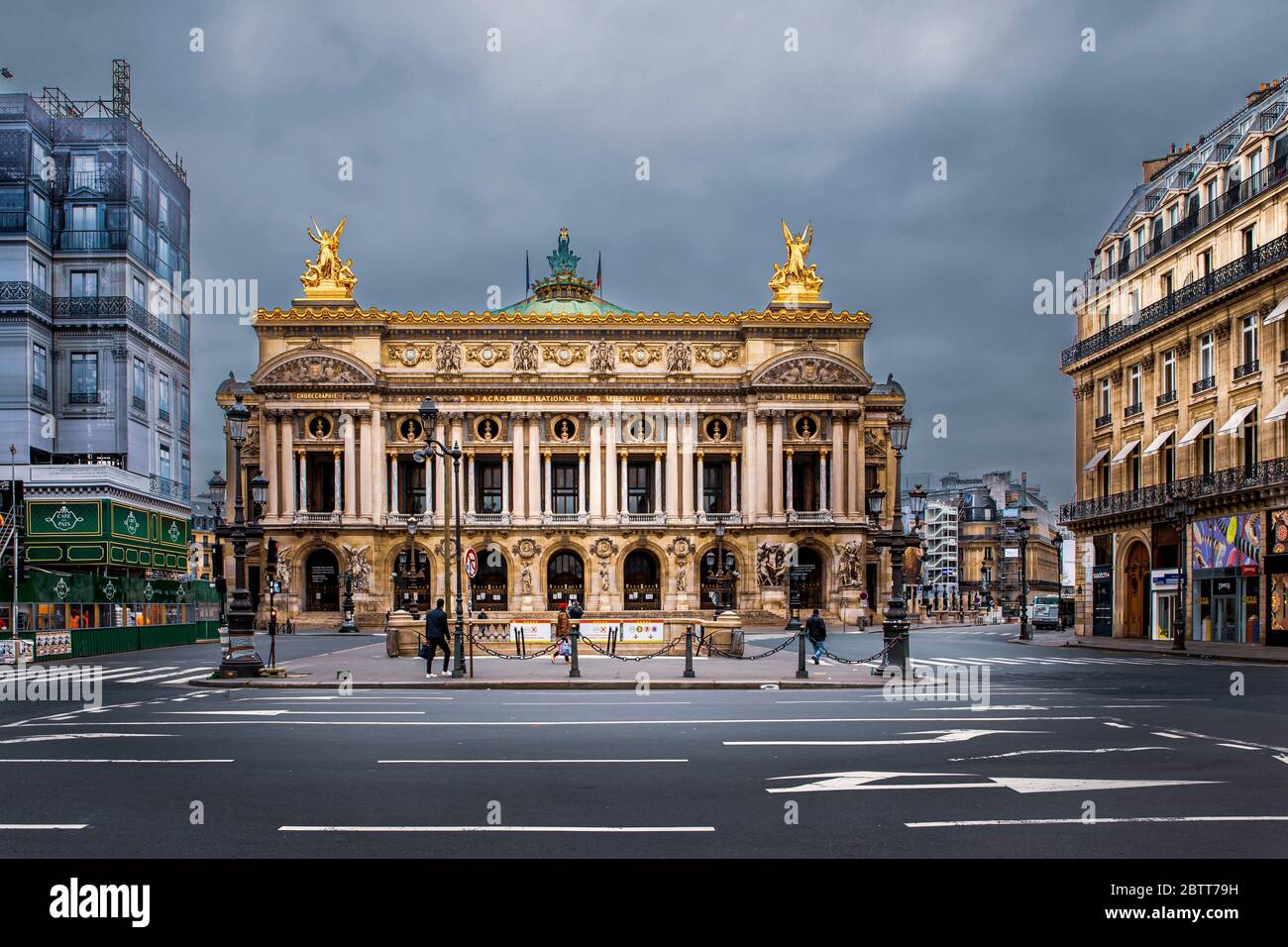 Paris, France - 17 mars 2020 : 1er jour de confinement en raison de Covid-19 devant l'Opéra Garnier de Paris Banque D'Images