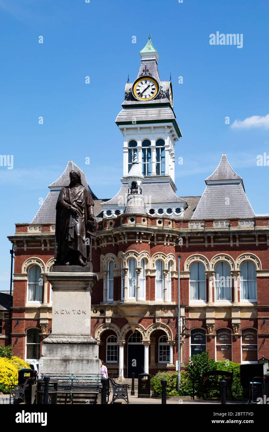 Le Guildhall Arts Centre et la statue de Sir Isaac Newton. St Peters Hill, Grantham, Lincolnshire, Angleterre. Mai 2020 Banque D'Images