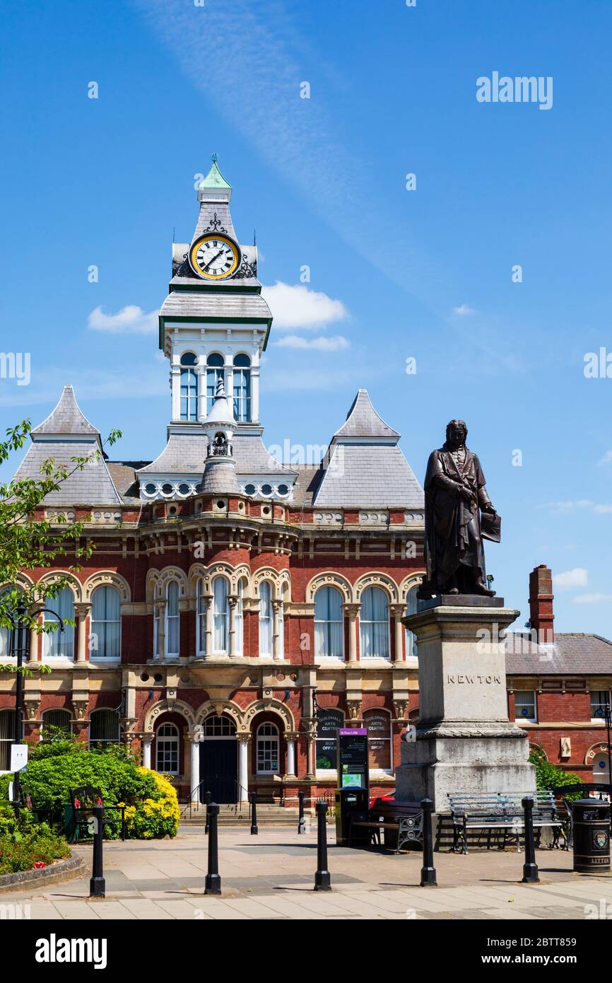 Le Guildhall Arts Centre et la statue de Sir Isaac Newton. St Peters Hill, Grantham, Lincolnshire, Angleterre. Mai 2020 Banque D'Images