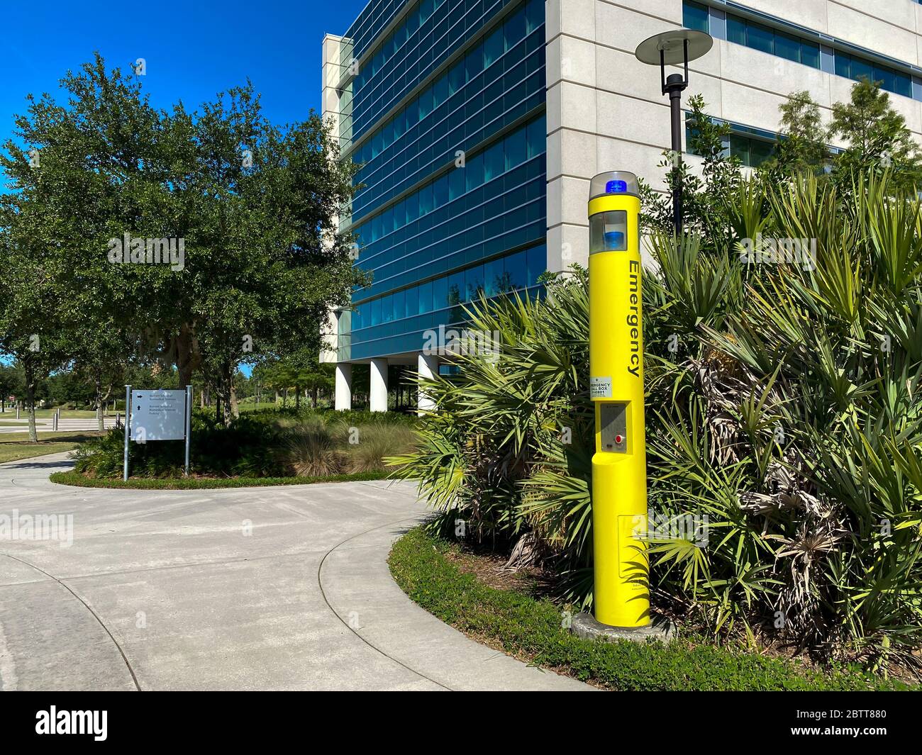 Orlando,FL/USA -5/6/20: La boîte d'appel d'urgence à l'École de médecine de l'Université de Central Florida à Lake Nona à Orlando, Floride. Banque D'Images