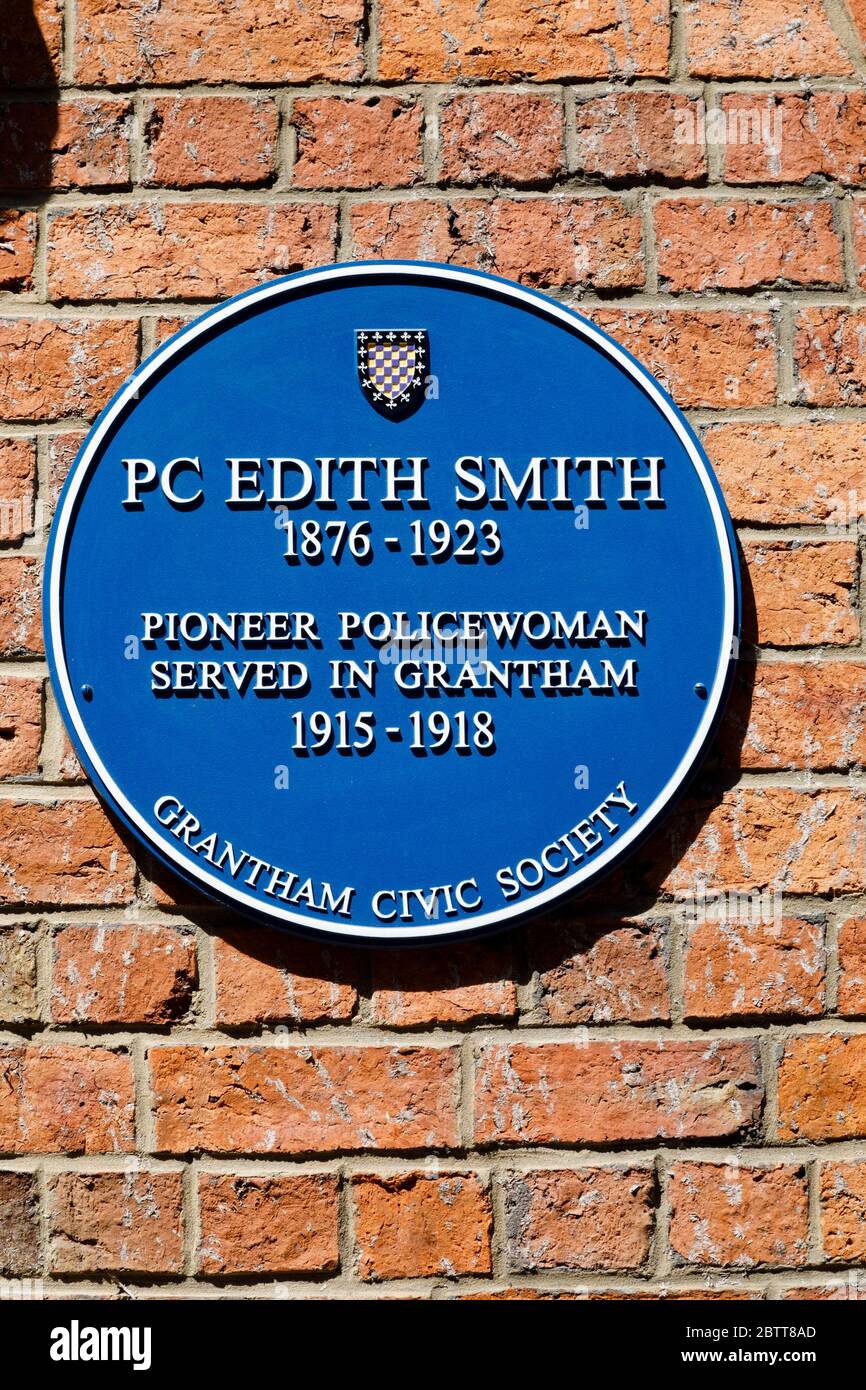 Plaque bleue à Edith Smith, la première policewoman britannique. Le Guildhall Arts Centre, St peters Hill, Grantham, Lincolnshire, Angleterre. Mai 2020 Banque D'Images