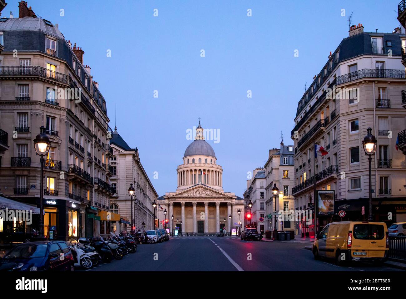 Paris, France - 26 mars 2020 : 10ème jour de confinement à cause de Covid-19 devant le Panthéon à Paris. Les rues sont vides Banque D'Images